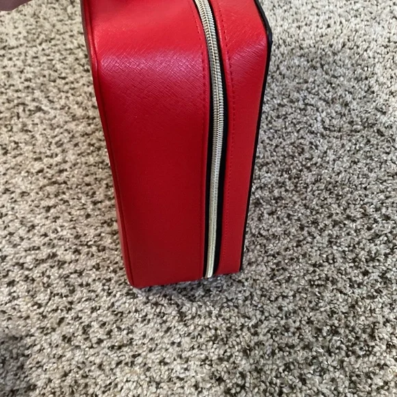 NWOT Red zip up travel bag by Estée Lauder with gold hardware - Picture 2 of 9